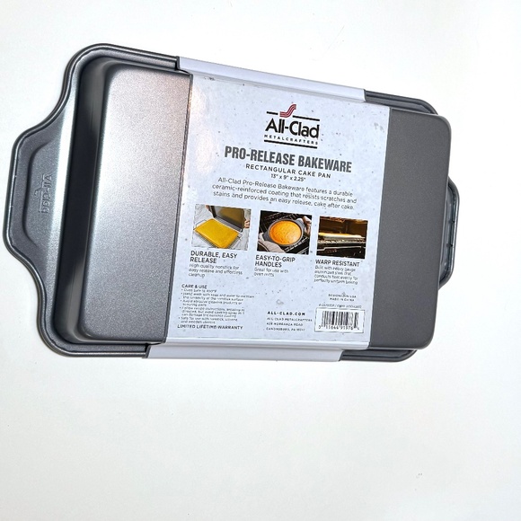 All-Clad PRO-RELEASE RECTANGULAR CAKE PAN - Picture 3 of 4